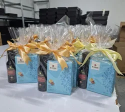 מארז שי לחג ליקר 100 מ"ל ופינוקי שוקולד ארוז בצלופן